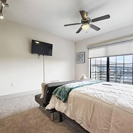 Near Downtown, 3 Queen Beds,Pool-Gym Access